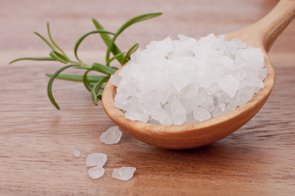 Brasileiros consomem mais que o dobro de sal recomendado pela OMS.