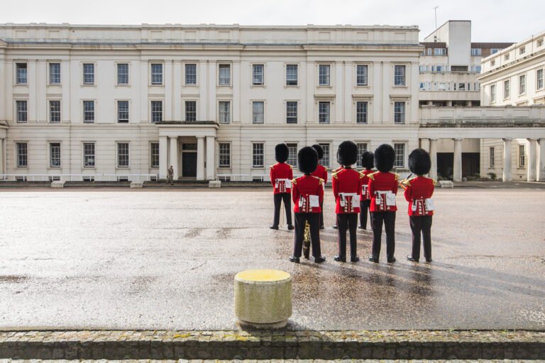 vista-traseira-de-soldados-de-pe-contra-o-edificio