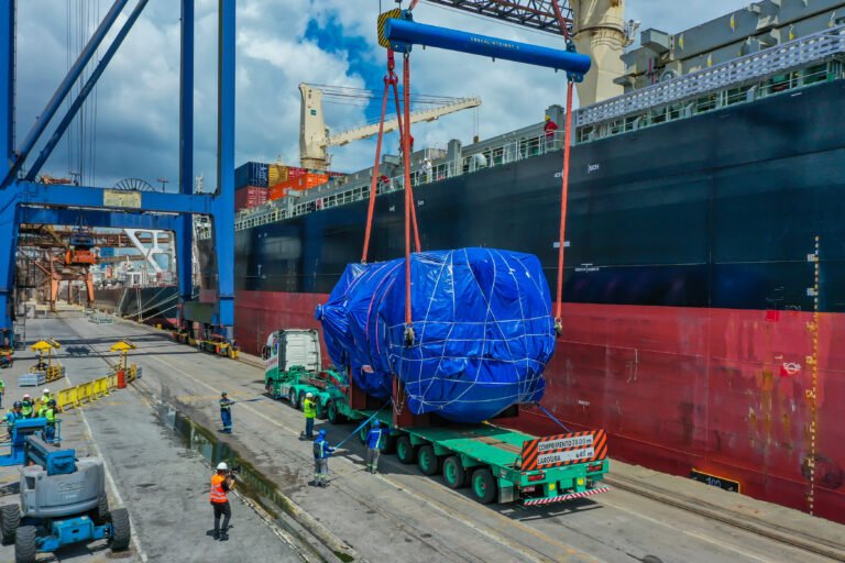 O Porto de Paranaguá (PR) também recebeu dois separadores de topo, com 65 toneladas e 6,60 metros de altura cada.