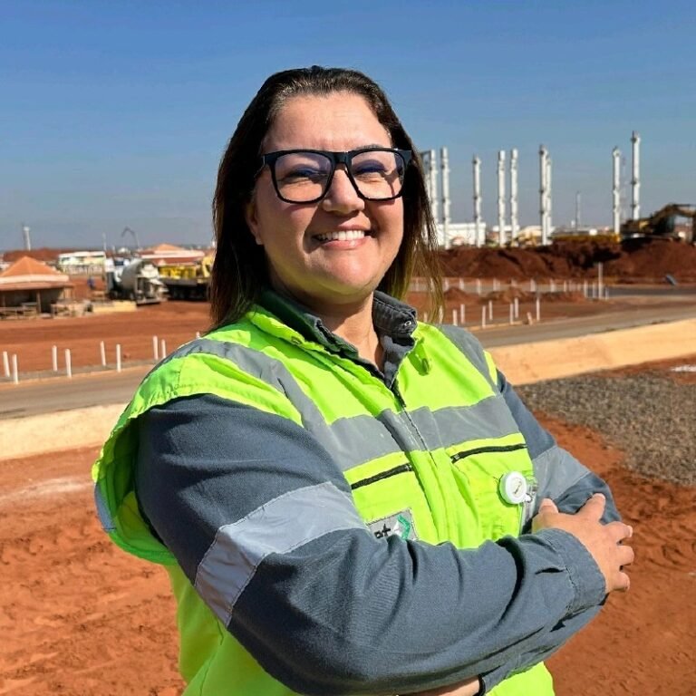 Janaína Vale, engenheira de Segurança do Trabalho da Valmet, refletindo o avanço da presença feminina no setor.